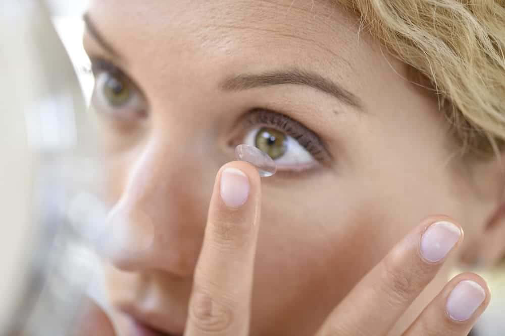 using contact lenses with dry eyes